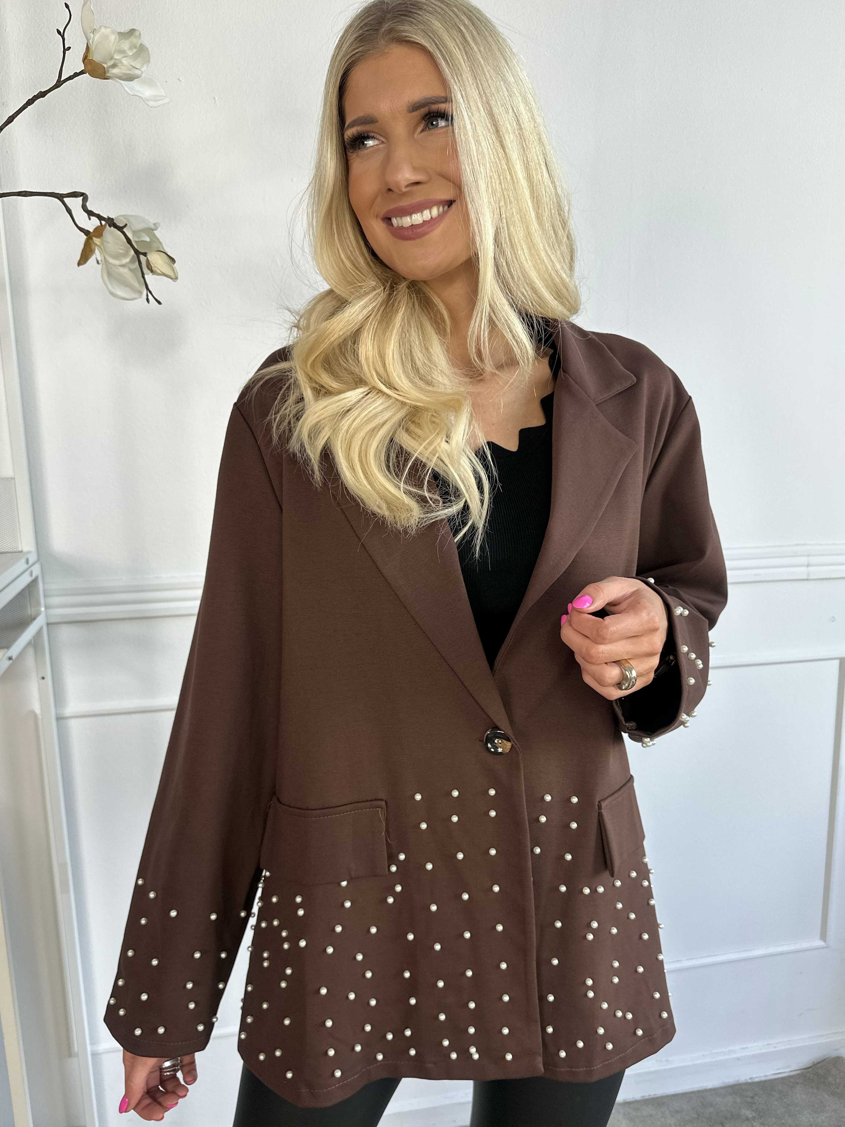 Larissa - Oversized blazer med hvide perler